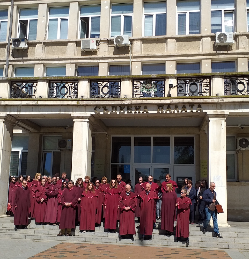 Апелативна прокуратура – Варна: Прокурори, следователи и съдебни служители от Апелативен район – Варна се събраха пред Съдебните палати в областните центрове в знак на подкрепа и единство