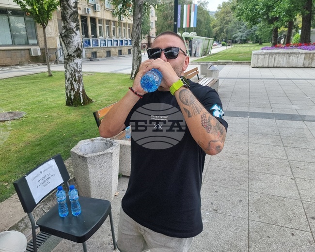 В центъра на Монтана раздават безплатна минерална вода заради горещините