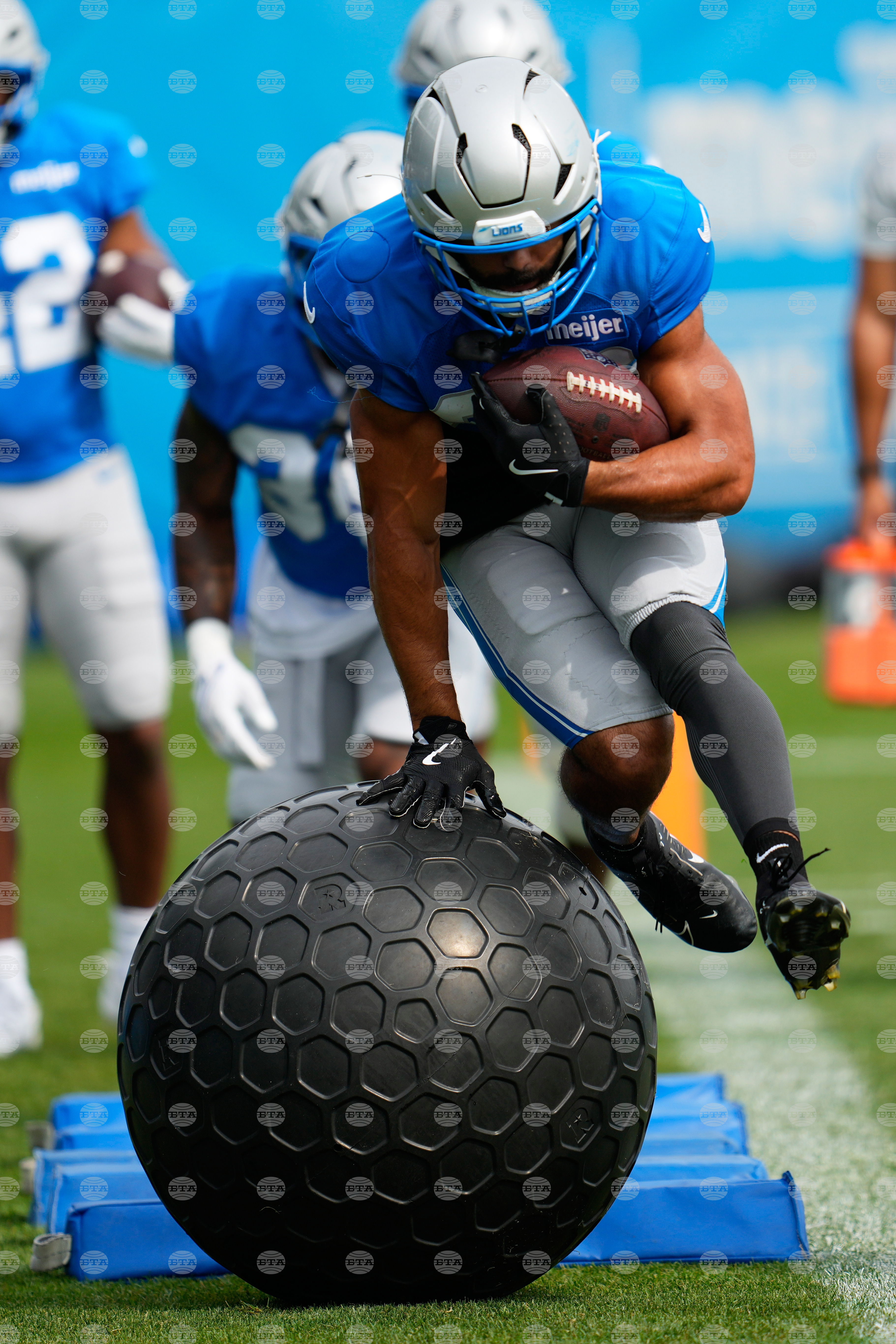 Lions Camp Football