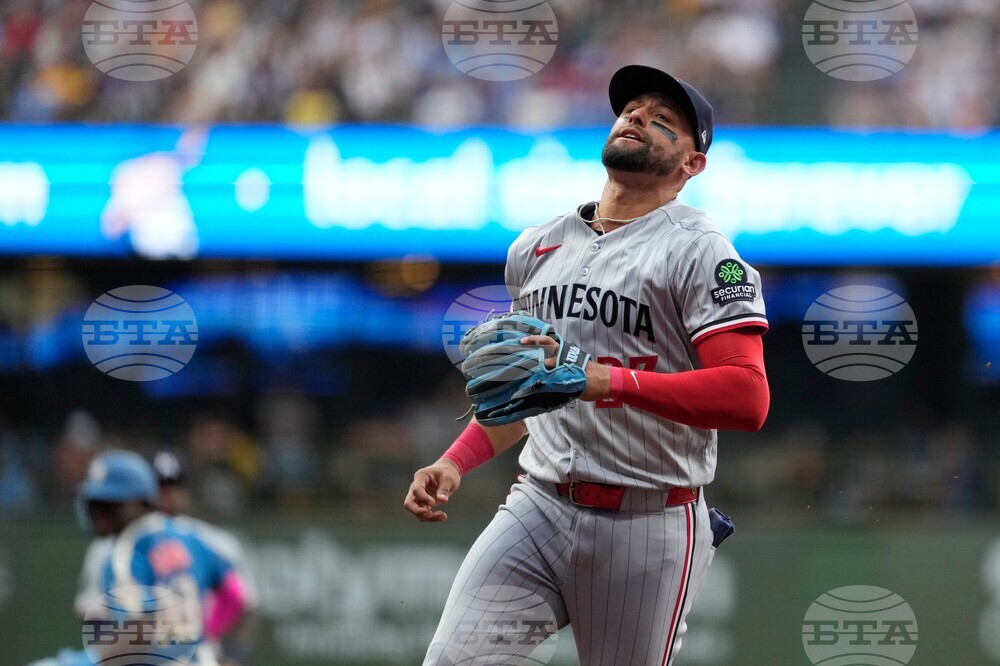 Twins Brewers Baseball