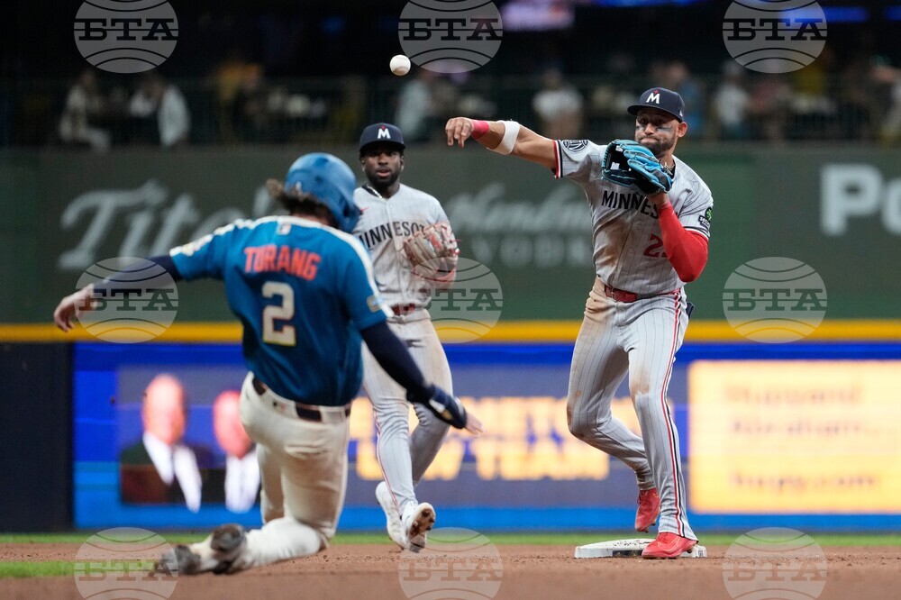 Twins Brewers Baseball