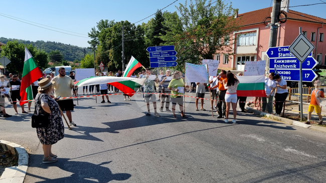 Жители на село Жълти бряг затвориха за час кръстовище на републикански и общински път в протест срещу изграждане на фотоволтаичен парк