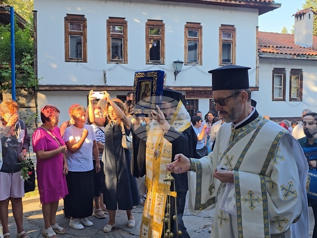 Благоевград - Хавайска мироточива Иверска икона на Пресвета Богородица - посрещане
