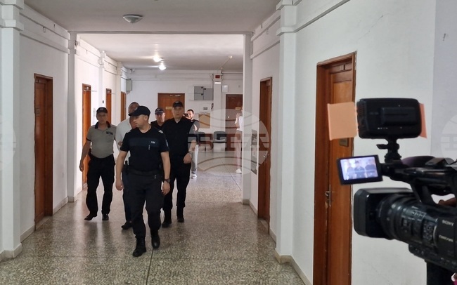 Окръжният съд в Бургас заседава по искането за задържане под стража на обвиняем по делото за престъпна група във ВиК-Бургас