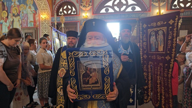 Чудотворната Хавайска мироточива Иверска икона на Пресвета Богородица бе посрещната с литийно шествие в Ловеч