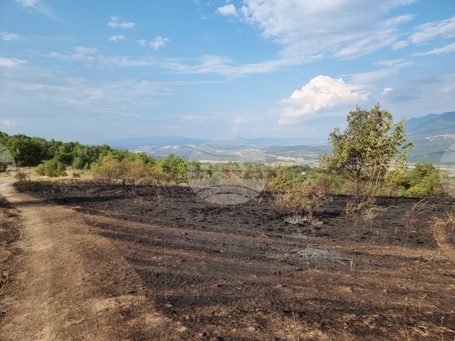 Огнеборци гасиха пожари в няколко области на страната, на места се наложи ограничаване на движението