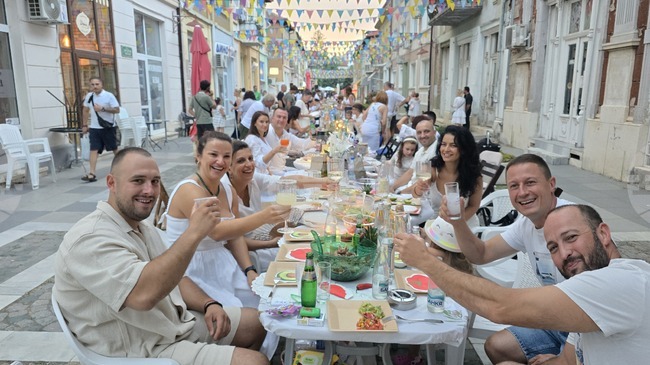 Врачани превърнаха улица „Търговска“ в място за срещи на първия празник „Общата маса“ 