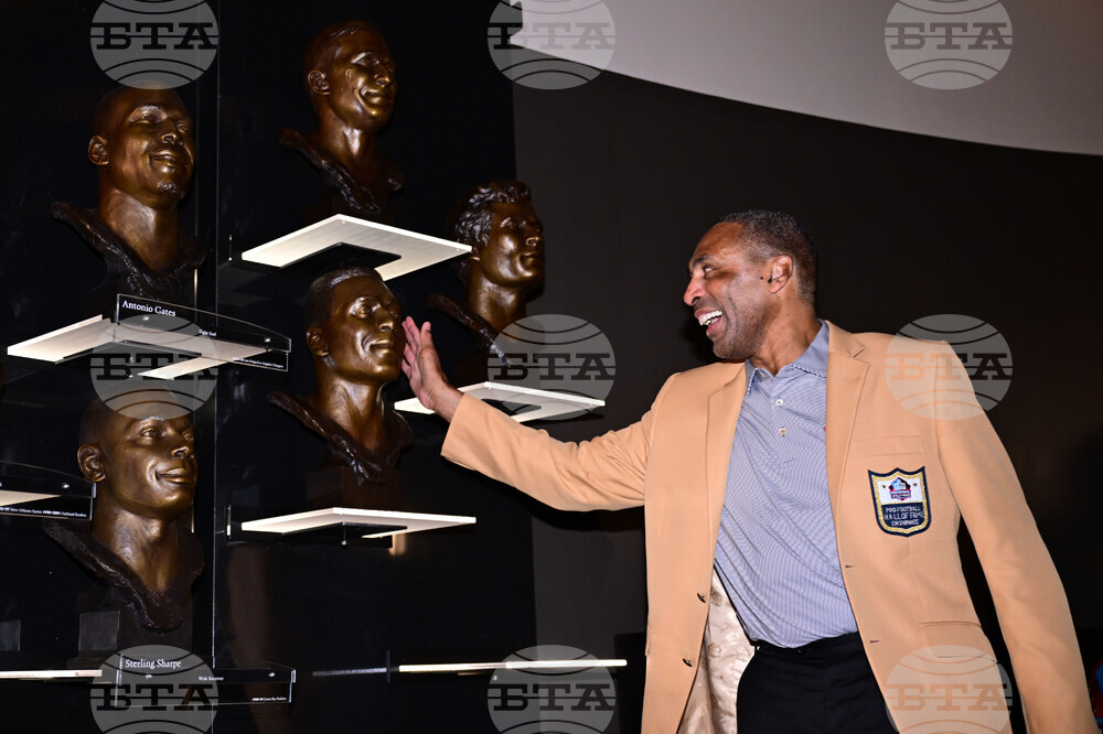 CORRECTION Hall of Fame Football