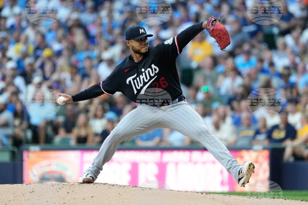 Twins Brewers Baseball