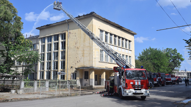 Потушен е пожар, възникнал в сградата на бивш техникум в центъра на Монтана 