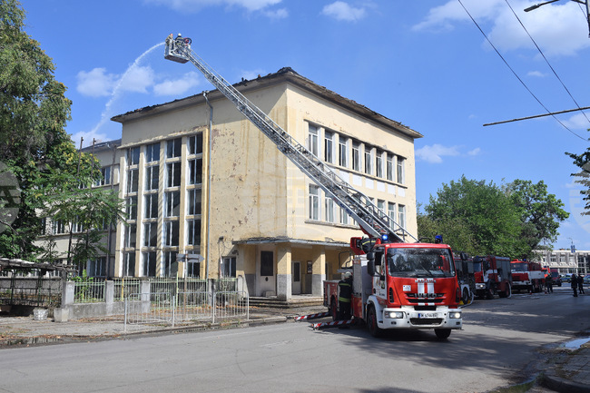 Потушен е пожар, възникнал в сградата на бивш техникум в центъра на Монтана 