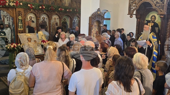Богородица е пример за живот, изпълнен не просто с вяра, но и с доверие в Бога, каза Пловдивският митрополит Николай пред чудотворната икона „Златна ябълка“ 