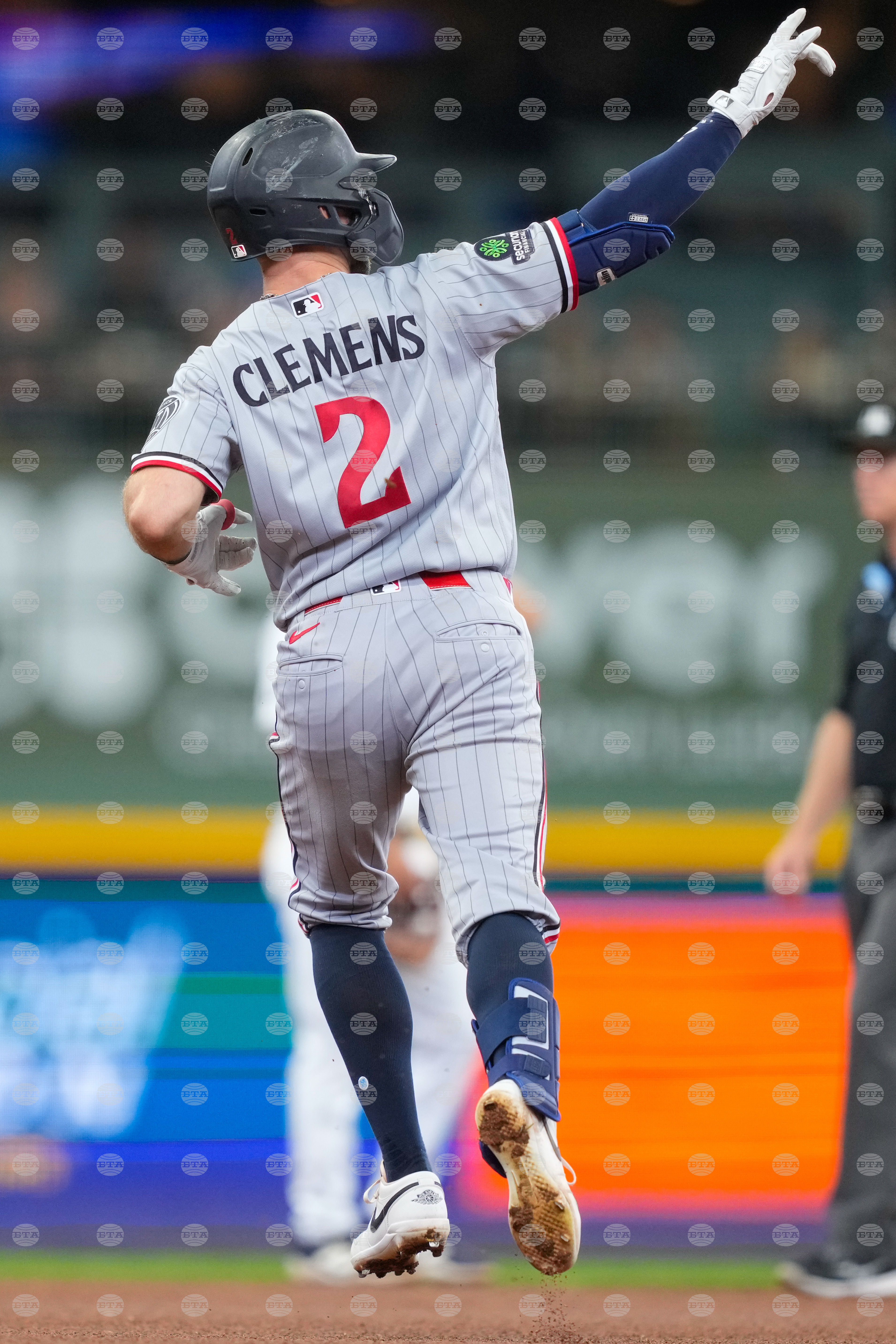 Twins Brewers Baseball