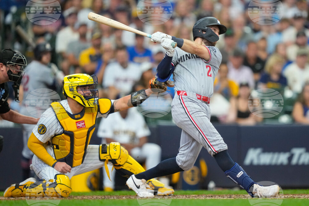 Twins Brewers Baseball