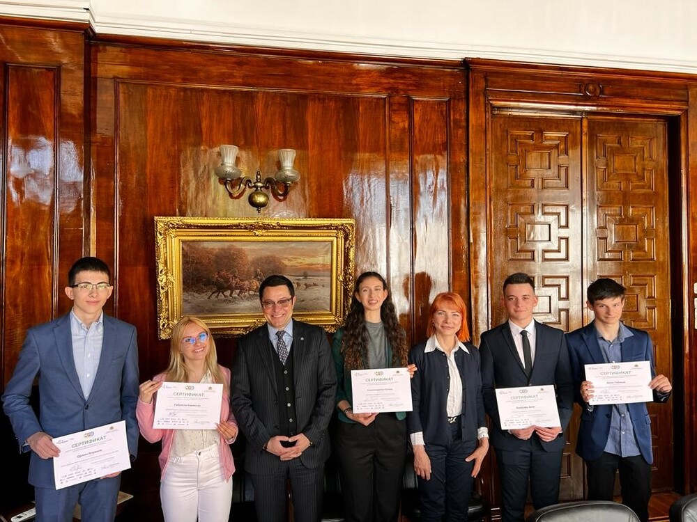 МИР: Ученици от Русе и Варна станаха министър на иновациите и растежа за един ден 