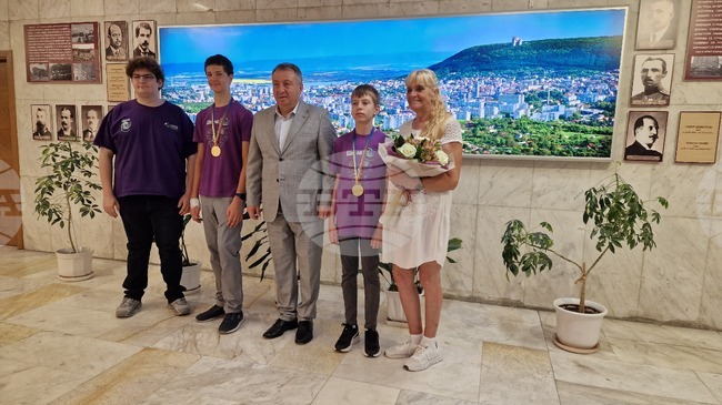 Шуменските информатици Борислав Бобев и Александър Вълчев ще участват през септември в Балканската младежка олимпиада по информатика в Босна