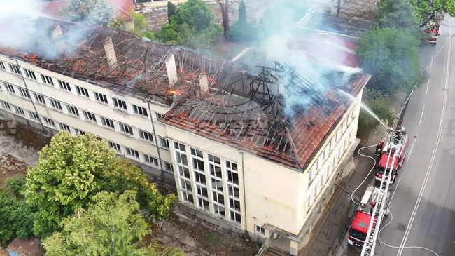 Осем пожара са гасени вчера в Монтанско, изгоряла е голяма част от покрива на неработещо училище