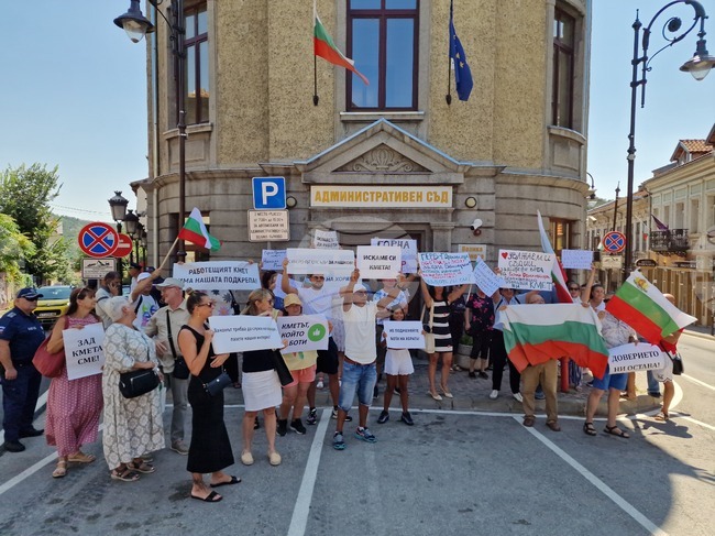 Граждански протест в защита на кмета на Горна Оряховица се провежда пред Административния съд във Велико Търново
