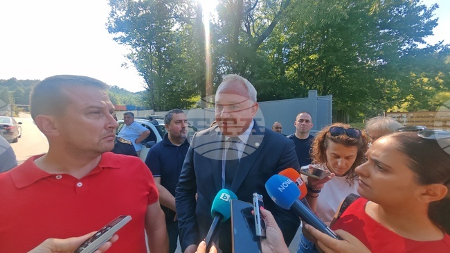 До момента няма данни за външна намеса, каза министър Иван Демерджиев за избухналия пожар в склад за боеприпаси край село Белица