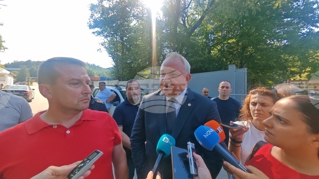 До момента няма данни за външна намеса, каза министър Иван Демерджиев за избухналия пожар в склад за боеприпаси край село Белица