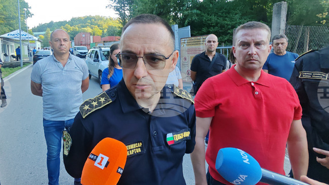 Нощта премина спокойно, няма риск за населените места, каза гл. комисар Александър Джартов за пожара в склад за боеприпаси край село Белица