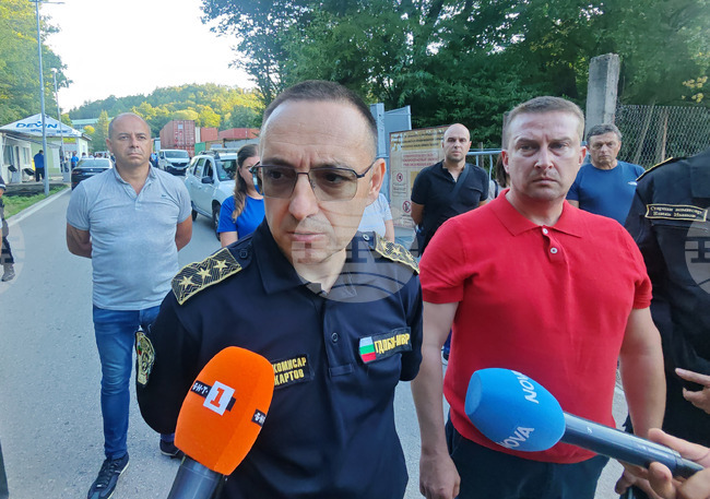 Нощта премина спокойно, няма риск за населените места, каза гл. комисар Александър Джартов за пожара в склад за боеприпаси край село Белица