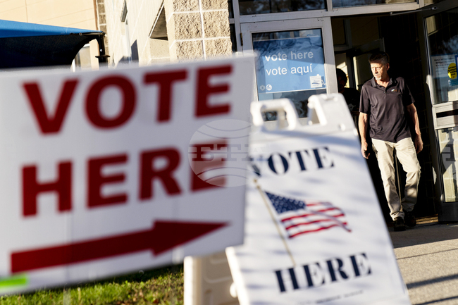 В навечерието на междинните избори в САЩ републиканците имат предимство сред по-възрастните избиратели, сочи проучване на Ройтерс/"Ипсос" 