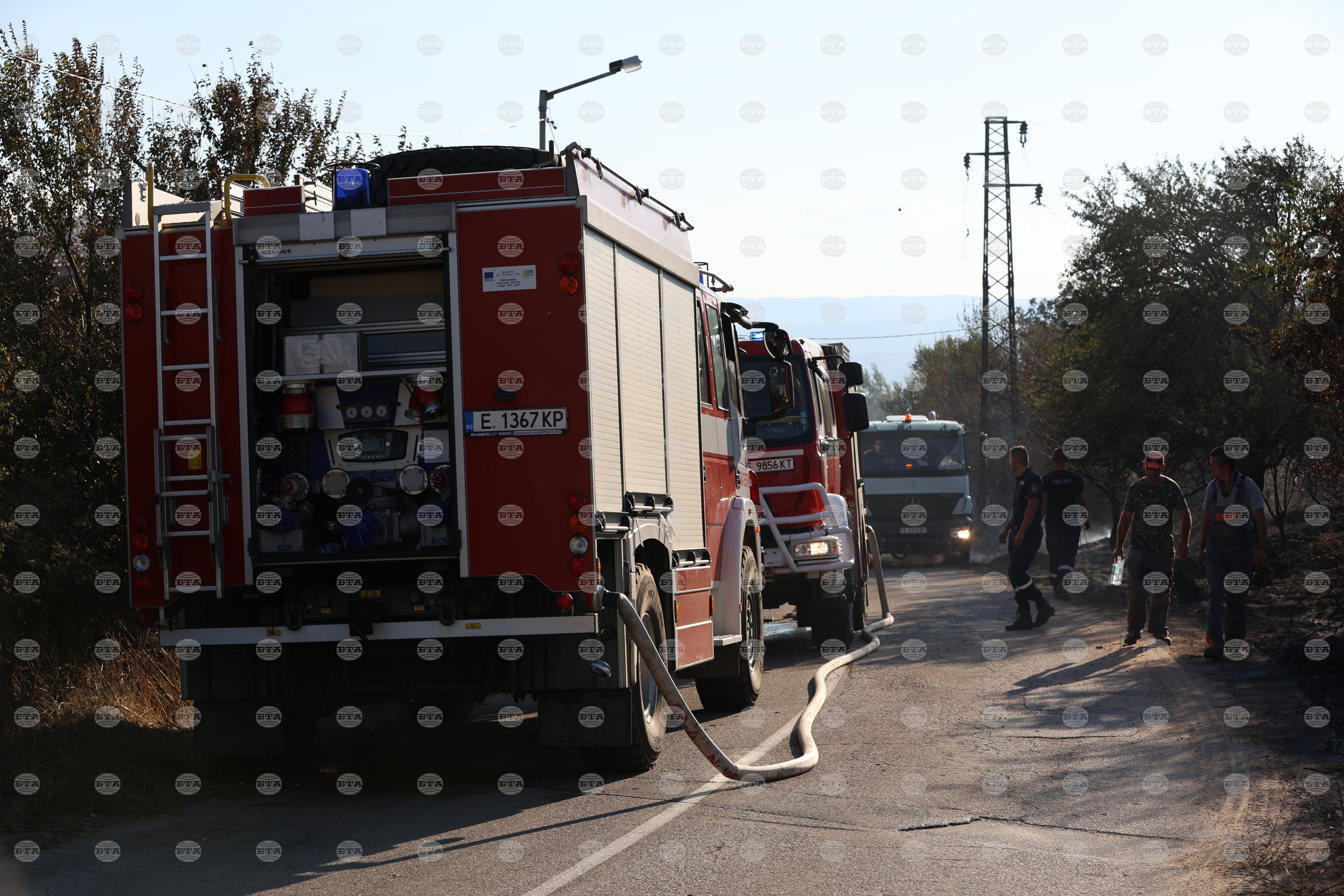 Общо 141 пожара са потушени в страната през последното денонощие, пострадали са двама души