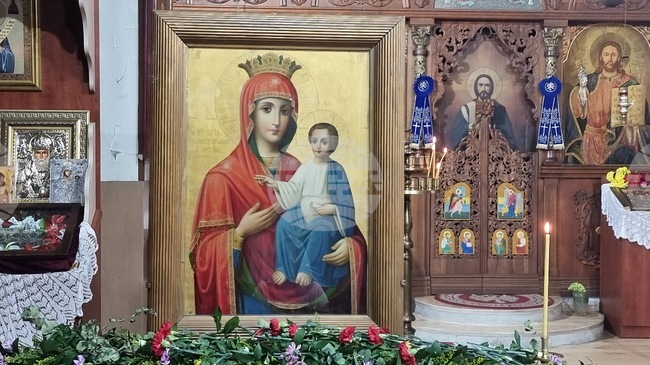 Вярващи се поклониха пред чудотворната икона на Пресвета Богородица Акатистна в Нова Загора