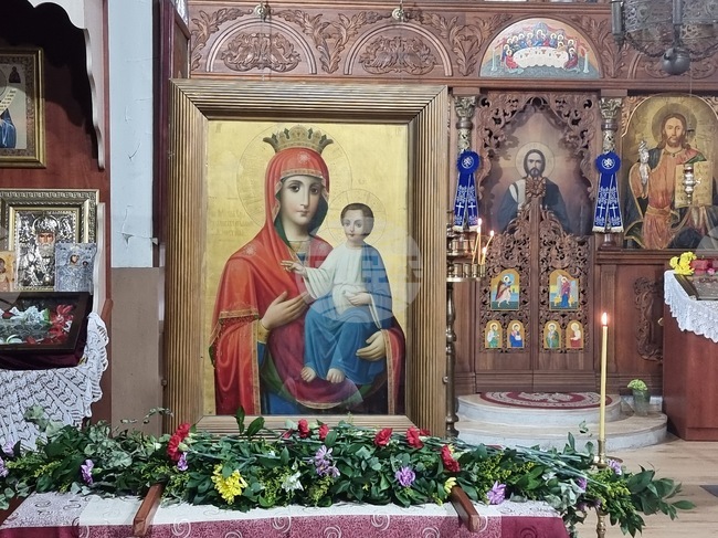 Вярващи се поклониха пред чудотворната икона на Пресвета Богородица Акатистна в Нова Загора