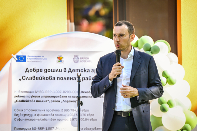 Васил Терзиев откри обновената ДГ №141 „Славейкова поляна“ в район „Лозенец“