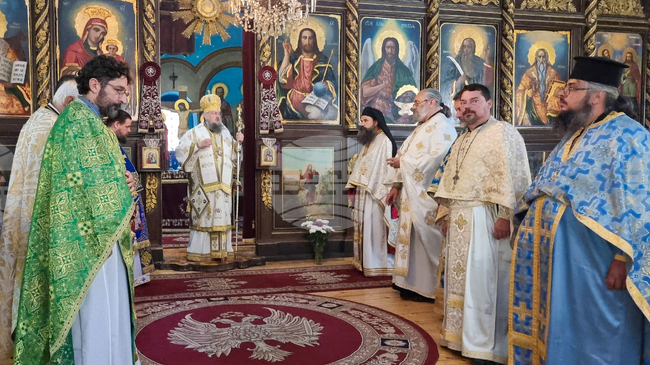 Архиерейска света литургия отслужиха във Враца във втория ден от поклонението пред Хавайската чудотворна мироточива икона на Пресвета Богородица