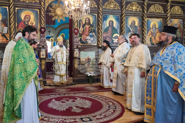Архиерейска света литургия бе отслужена във Враца във втория ден от поклонението пред Хавайската чудотворна мироточива икона на Пресвета Богородица