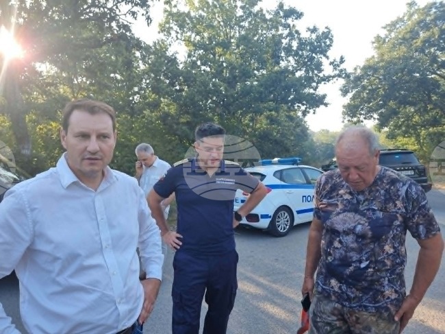 Десет екипа продължават да гасят пожара край боляровското село Камен връх