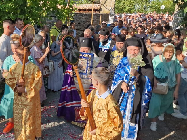 Чудотворната Хавайска мироточива Иверска икона на Пресвета Богородица бе посрещната във Великотърновската епархия