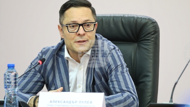 Вече изпълняваме голяма част от приоритетите, заложени в управленската програма на правителството, каза в Бургас вицепремиерът Александър Пулев 