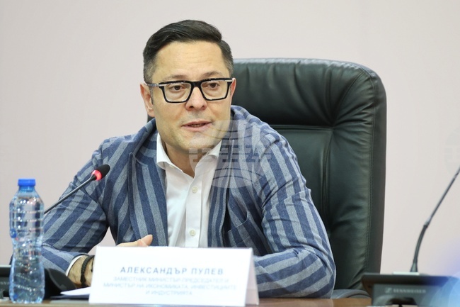 Правителството вече изпълнява голяма част от приоритетите, заложени в управленската програма, каза в Бургас вицепремиерът Александър Пулев 