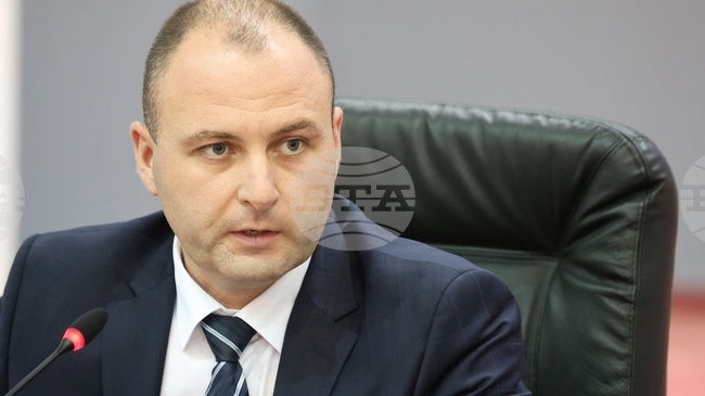 Нефтът за "Лукойл Нефтохим Бургас“ е договорен до края на септември, каза особеният търговски управител Евгени Симеонов