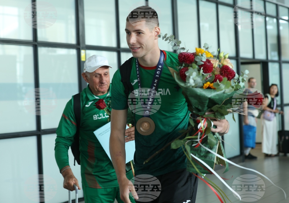 Летище „Васил Левски”- Божидар Саръбоюков - посрещане