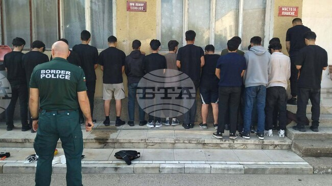 Bulgarian and Romanian Border Police Detain Truck Carrying 18 Irregular Migrants