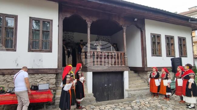 Ритуално замесване на богородичен хляб се състоя в храма "Успение Богородично" в Кюстендил