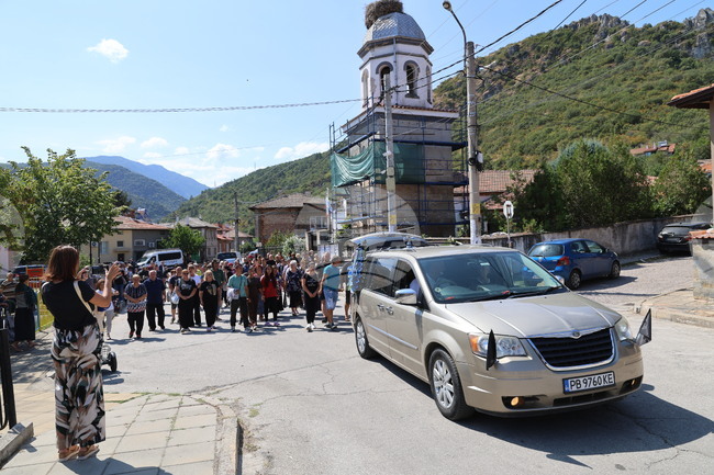 Десетки близки, познати и съграждани на убития Георги Кузев присъстваха на погребението му в Кричим 