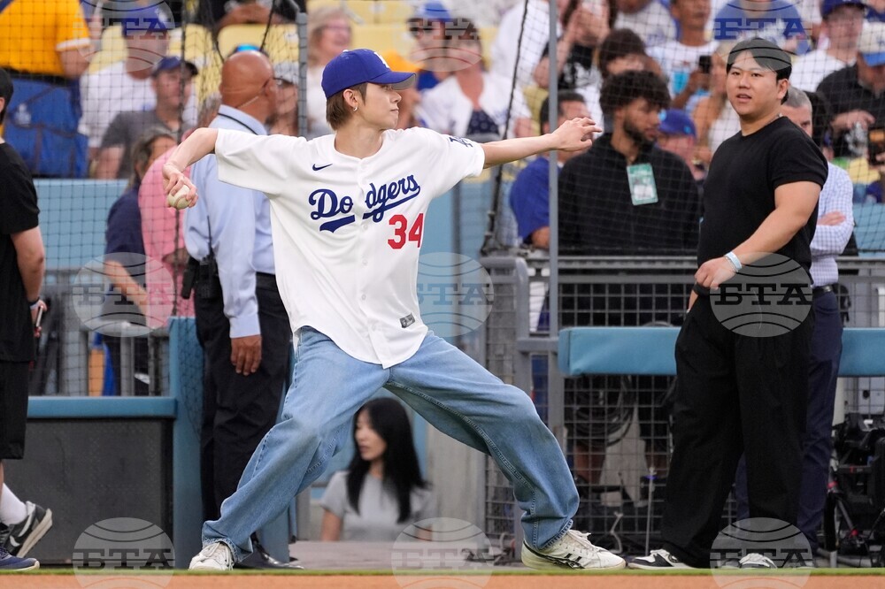 Brewers Dodgers Baseball