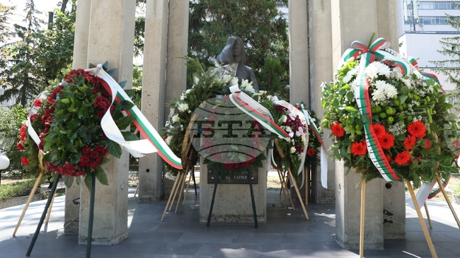 Sirens and Wreathes Commemorate Doctors Who Died in Line of Duty