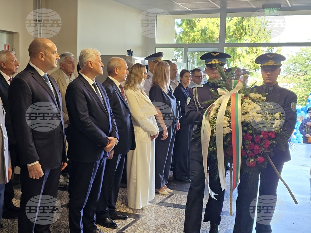 Плевен - Румен Радев - Изнесен комплекс за авиационно образование - барелефи - откриване