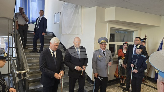 Премиерът Румен Радев и военният министър Димитър Стоянов откриха в Плевен барелефи на Цветан Лазаров и Асен Йорданов