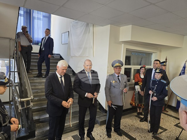Премиерът Румен Радев и военният министър Димитър Стоянов откриха в Плевен барелефи на Цветан Лазаров и Асен Йорданов