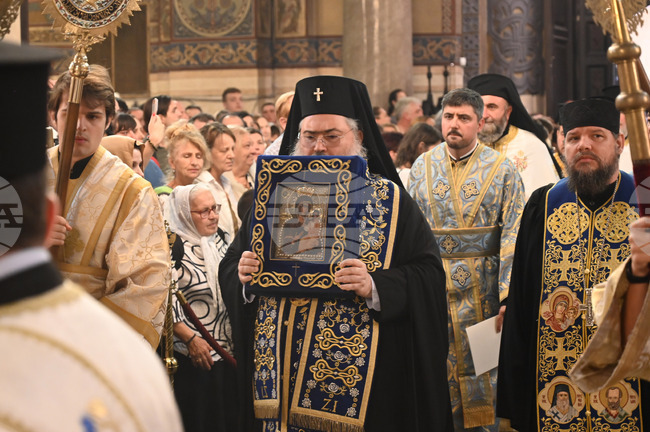 С литийно шествие във Варна бе посрещната чудотворната Хавайска мироточива Иверска икона на Пресвета Богородица 