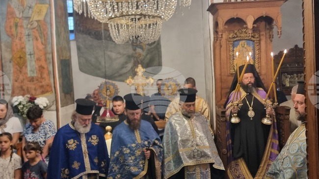 Епископ Висарион и свещеници от Смолян отслужиха архиерейска вечерня в църквата „Успение на Пресвета Богородица“ в Широка лъка