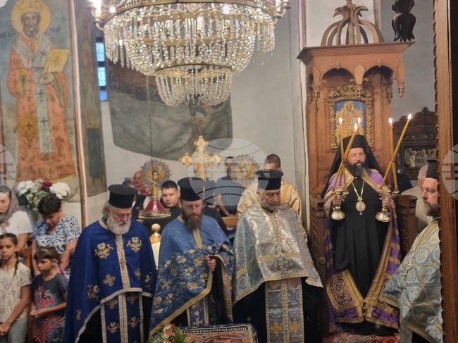 Епископ Висарион и свещеници от Смолян отслужиха архиерейска вечерня в църквата „Успение на Пресвета Богородица“ в Широка лъка